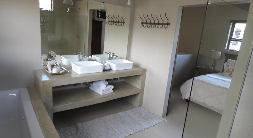 Beautiful Studio! Modern, secure,comfy stay in Windhoek Golf Estate photo