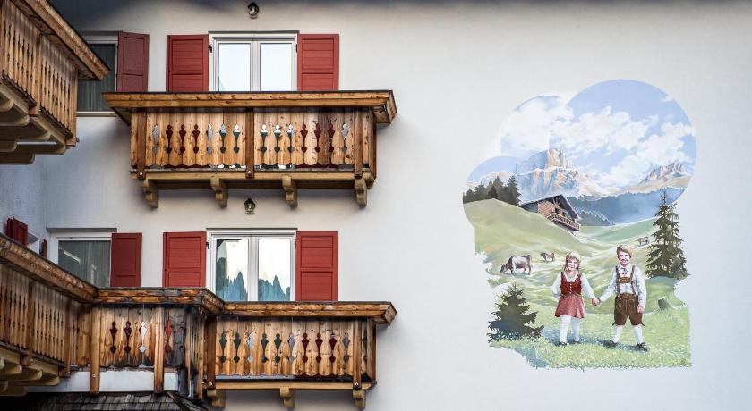 Garni Tyrolia — Hotel in Mazzin