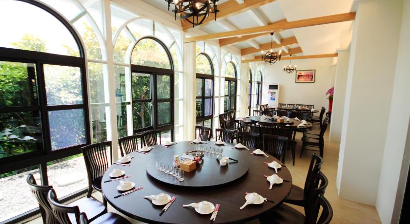 a dining room table and chairs in a large room, YiShan Farm Homestay in Kenting