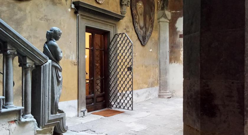 Palazzo Larioni dei Bardi photo