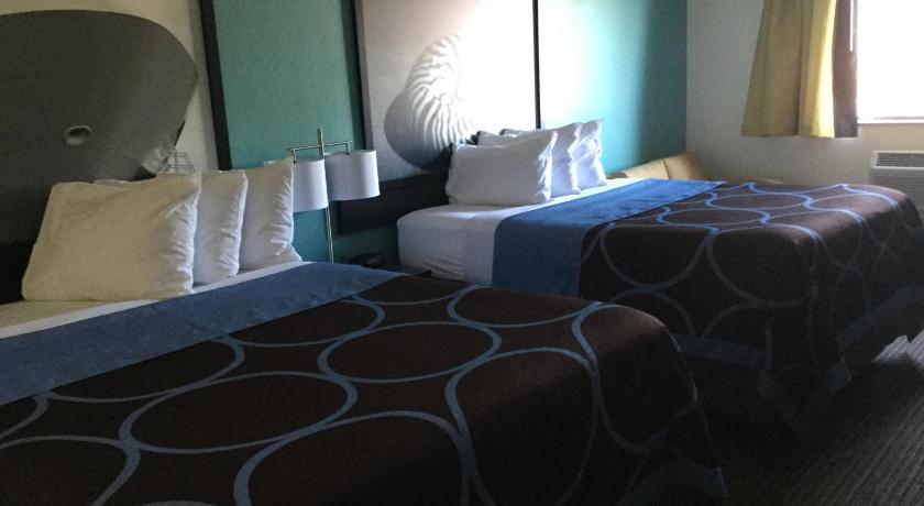 Image of Habitación Deluxe con 2 camas grandes ‒ No fumadores (2 Queen Beds Deluxe Room Non-Smoking) 1