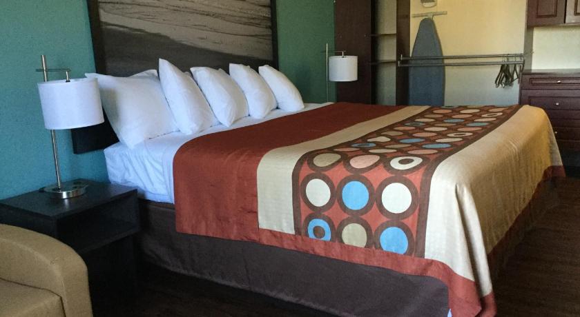 Image of 1 Queen Bed, Mobility/Hearing Accessible Room, Roll-In Shower, Non-Smoking 1