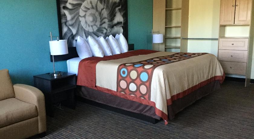 Image of Habitación Deluxe con cama extragrande ‒ No fumadores (1 King Bed Deluxe Room Non-Smoking) 1