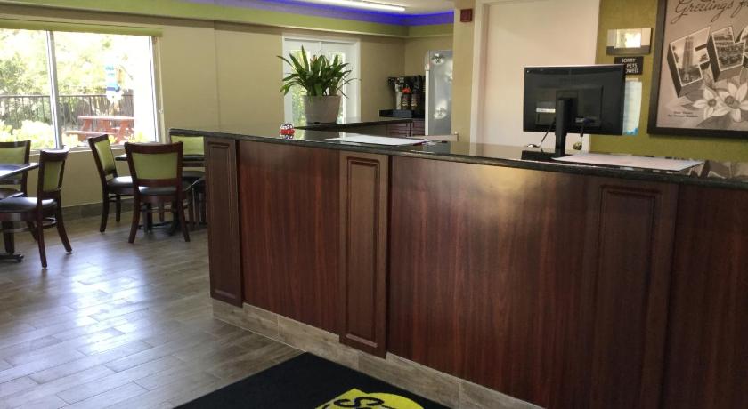 Super 8 By Wyndham Sarasota Near Siesta Key photo