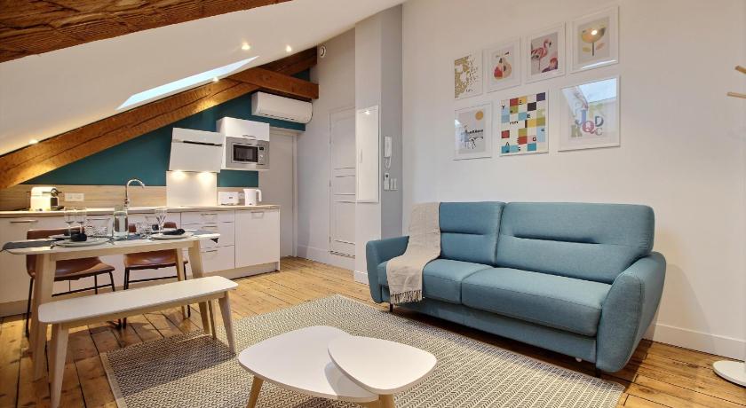 a living room with a couch and a table, Appartements Design Hypercentre in Toulouse