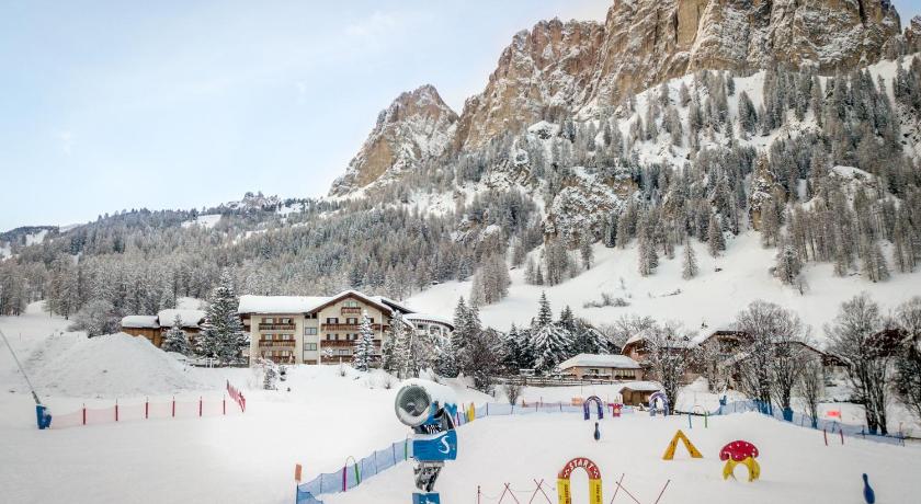 a snow covered ski slope with skiers and snowboarders, Pensione Sellablick in Corvara In Badia