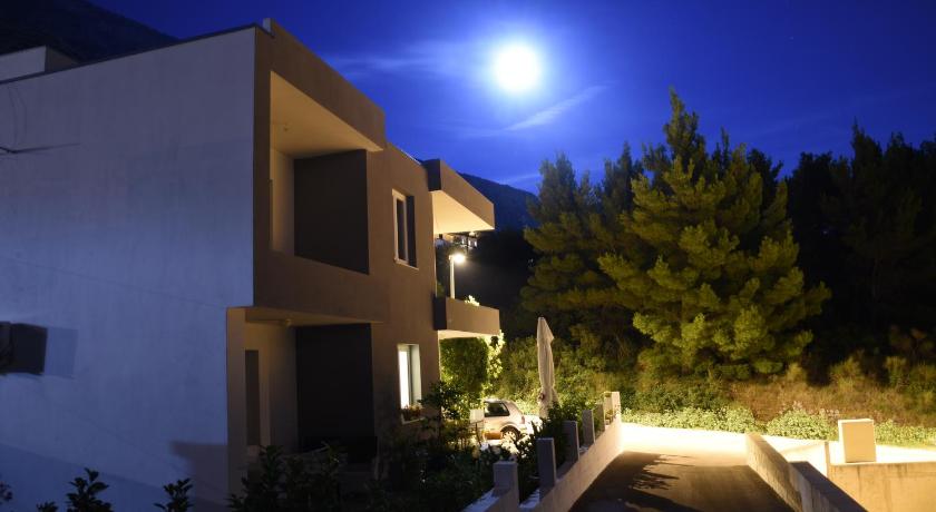Apartments Marusic — Hotel in Makarska