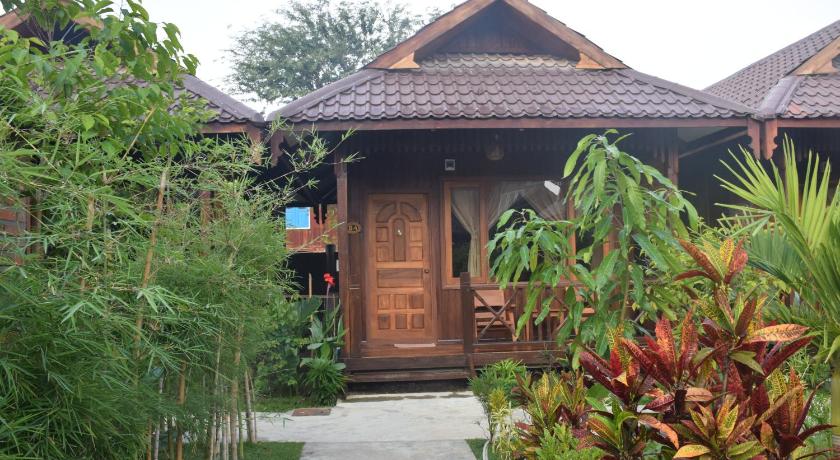 Image of Deluxe Bungalow with Twin Beds 8