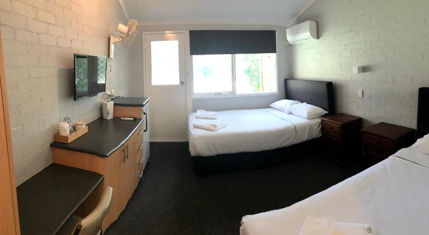 Bateau Bay Hotel photo