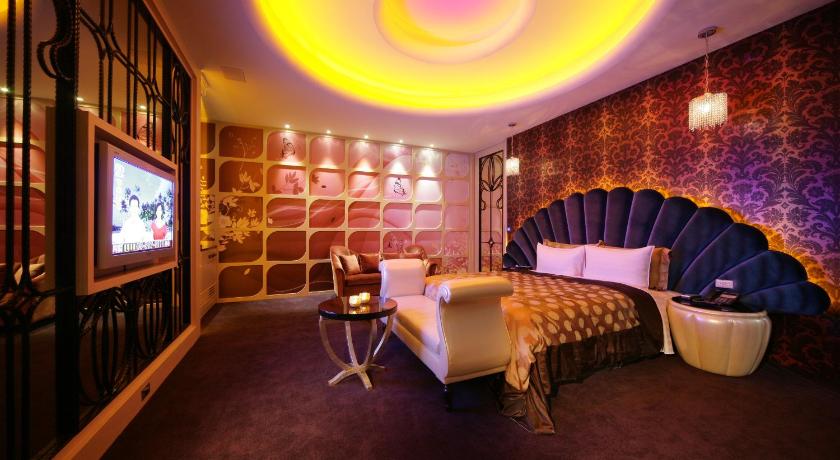 Image of Queen Room - Check-In After 9:00 PM 11
