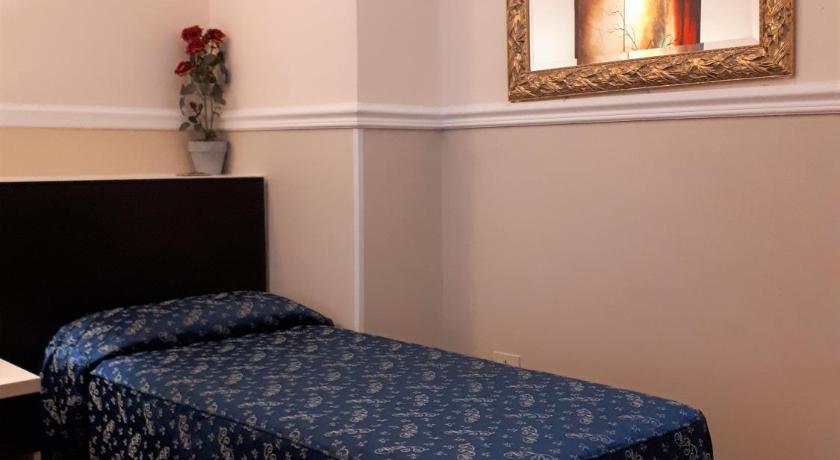 Image of Family Room (5 People) 9