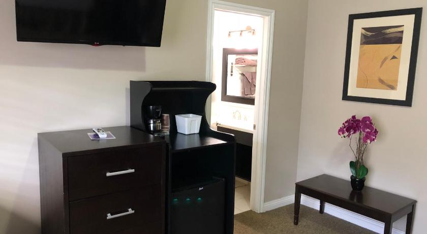 Knights Inn photo