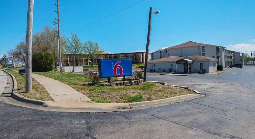 Motel 6-Blue Springs, MO