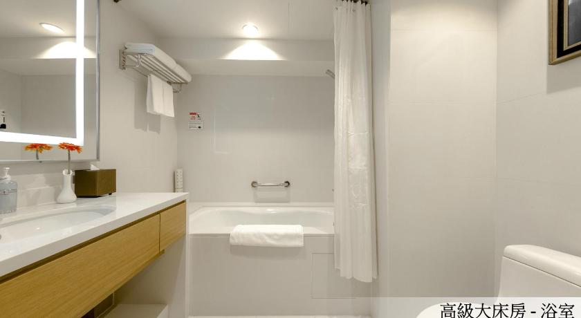 a bathroom with a sink, toilet and bathtub, Royal Dragon Hotel in Macau