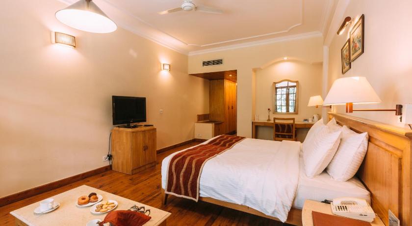 Super Deluxe Room with Small Balcony and Bathtub