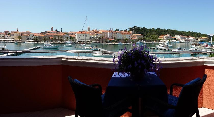 Vila "Mare" — Hotel in Rab