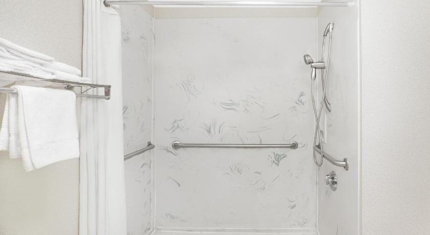 Image of 1 King Bed, Mobility Accessible Room, Walk-In Shower, Non-Smoking 6