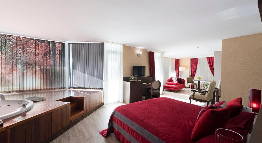 Immagine di Suite con Vasca Idromassaggio (Suite with Hot Tub) 0