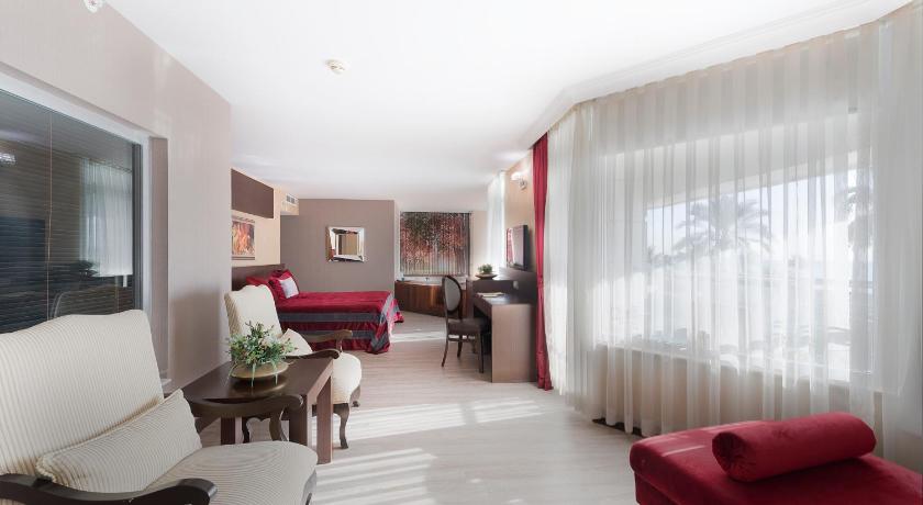 Immagine di Suite con Vasca Idromassaggio (Suite with Hot Tub) 1