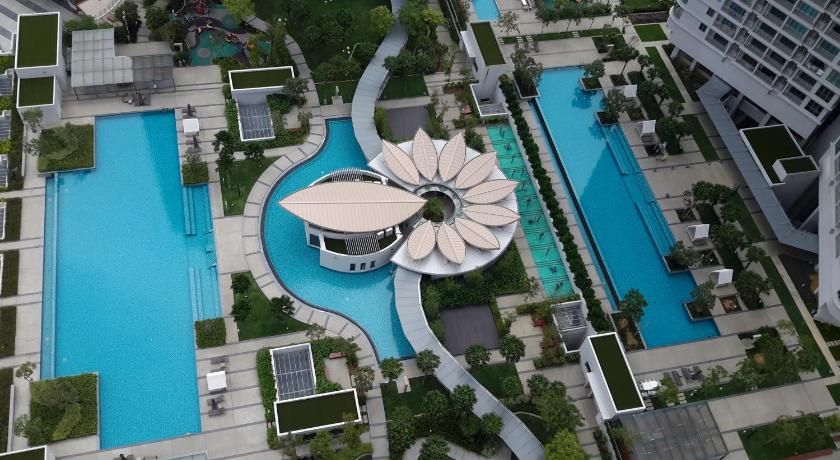 Image of Apartment with Balcony and Garden View 12