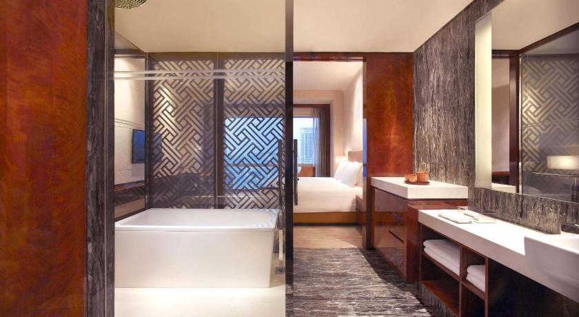 Image of 1 King Bed Club Access 2
