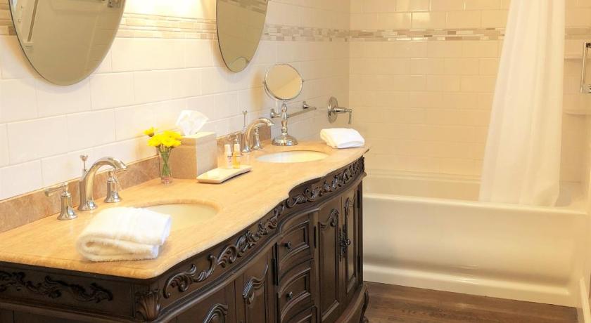 Ivy Manor Inn Village Center photo