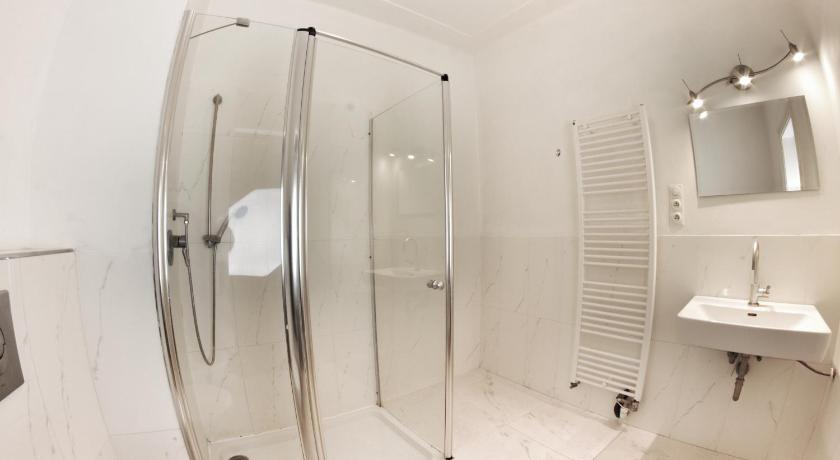 Imagen de Cama individual en dormitorio mixto compartido de 12 camas (Single Bed in 12-Bed Mixed Dormitory Room) 2