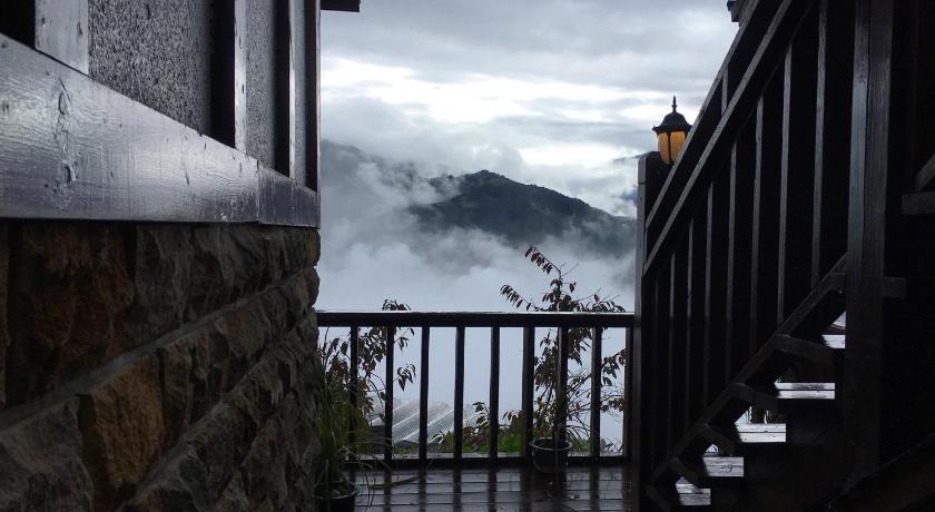 Image of Queen Bed Mountain View 1