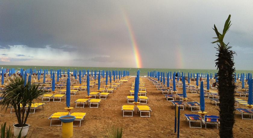 Piccolo Moderno Appartamento sulla Spiaggia in Centro photo