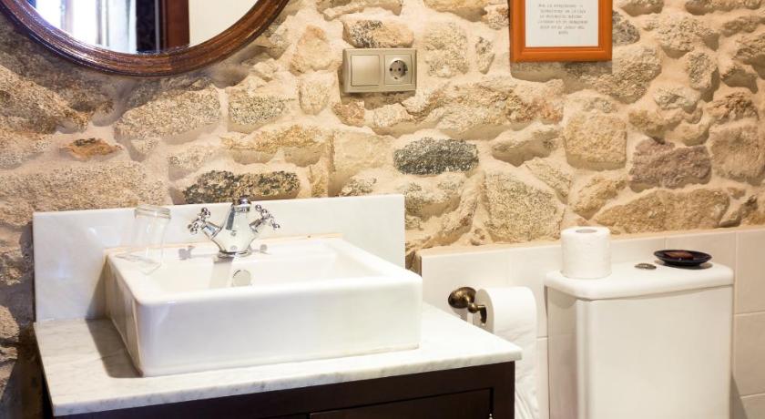 Image of Deluxe Double Room with Bath 2