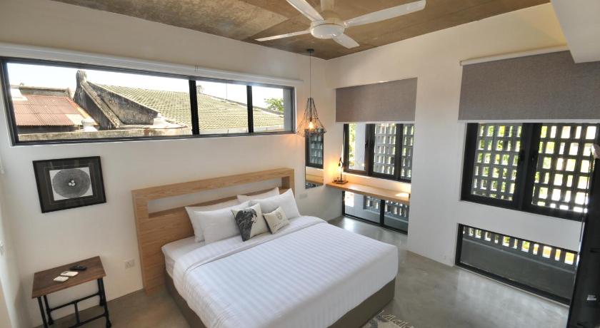Image of Deluxe King Room 1