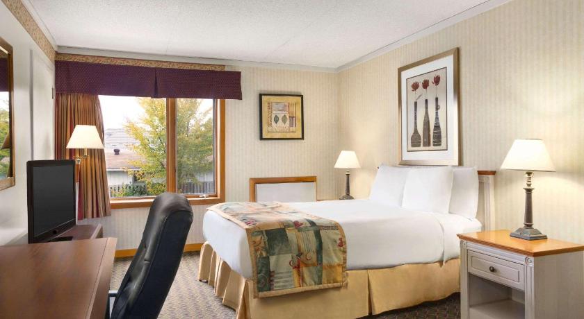 Travelodge by Wyndham Owen Sound ON