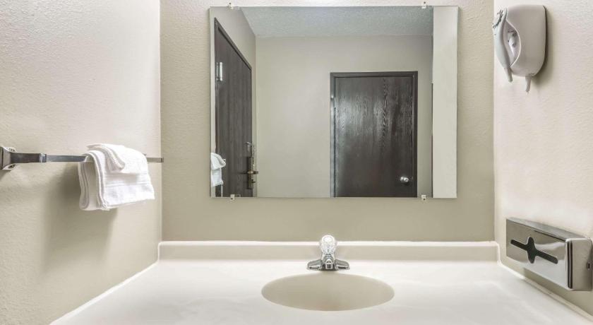 Super 8 By Wyndham Kimball photo