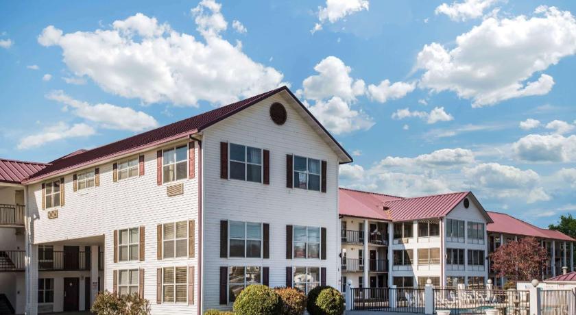 Super 8 By Wyndham Sevierville Riverside photo