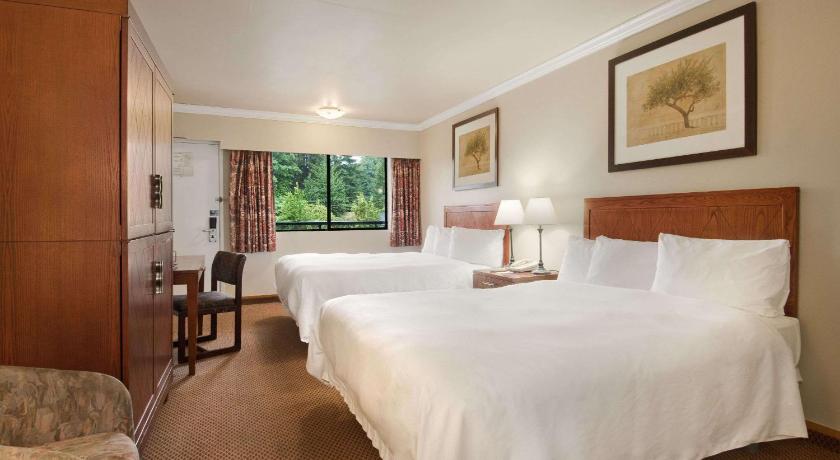 Travelodge by Wyndham Vancouver Lions Gate