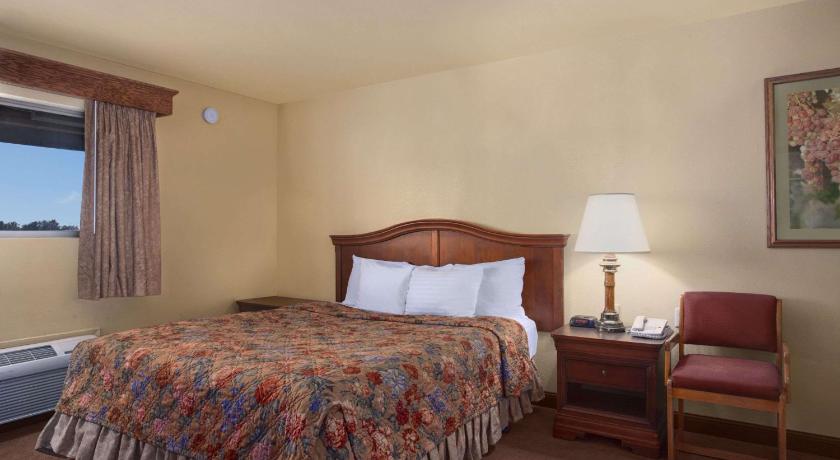 Travelodge by Wyndham Lemoore Near Naval Air Station