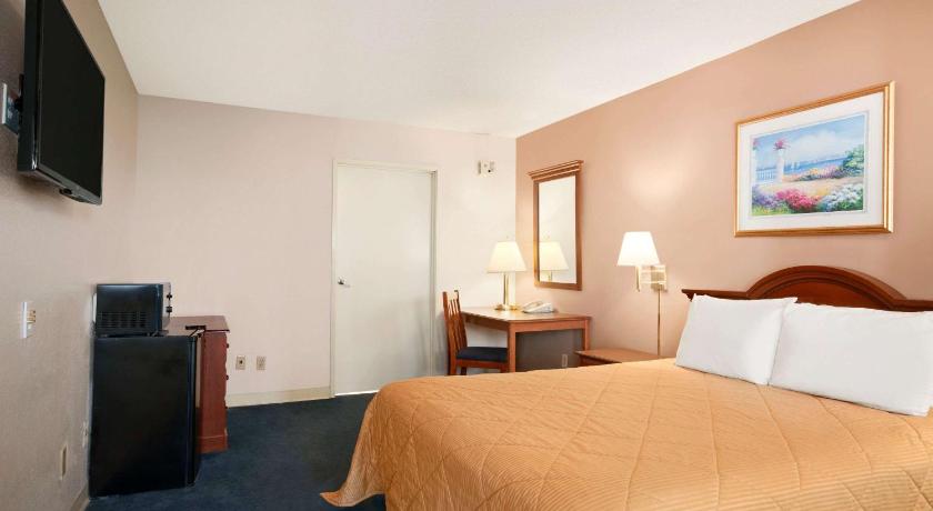 Travelodge by Wyndham Bakersfield