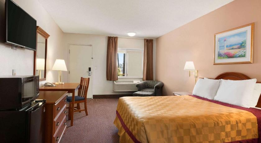 Travelodge by Wyndham Bakersfield