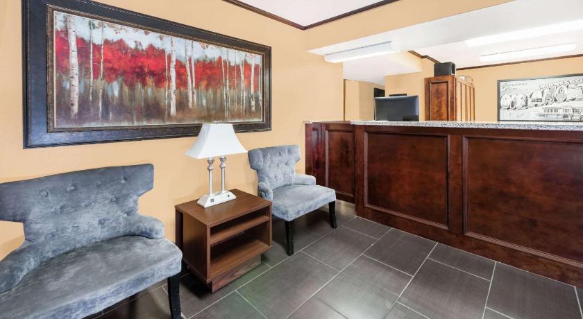 Super 8 By Wyndham Midwest City Ok photo