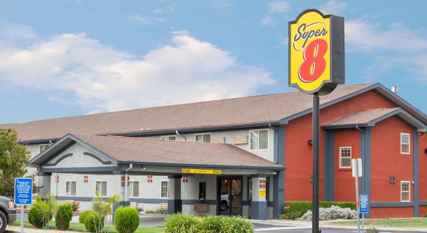 Super 8 By Wyndham Willows