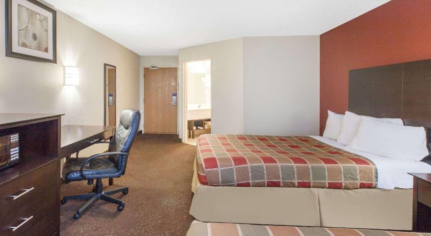 Travelodge by Wyndham Romulus Detroit Airport