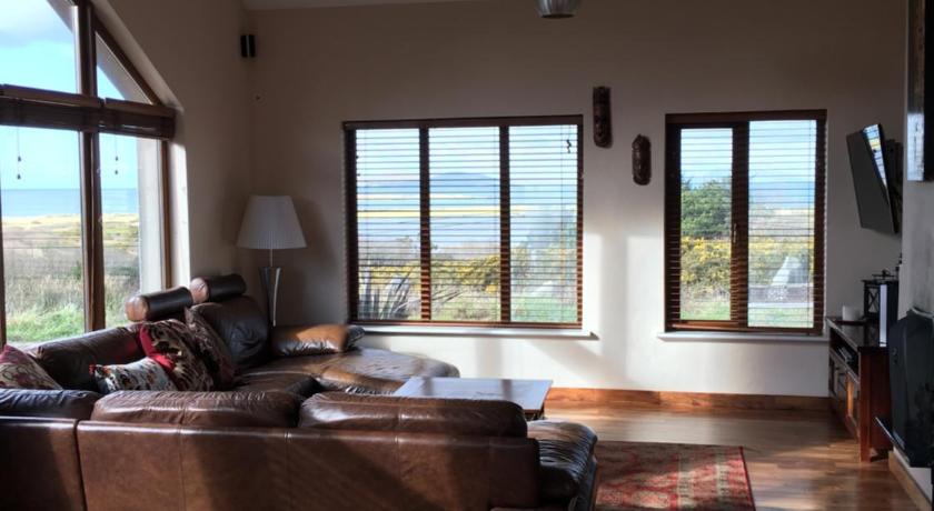 马库姆 House with sea views close to Beach with WiFi and large kitchen and dining 5星级 单人房 套房