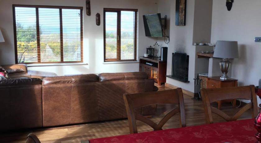 马库姆 House with sea views close to Beach with WiFi and large kitchen and dining 5星级 单人房 餐厅