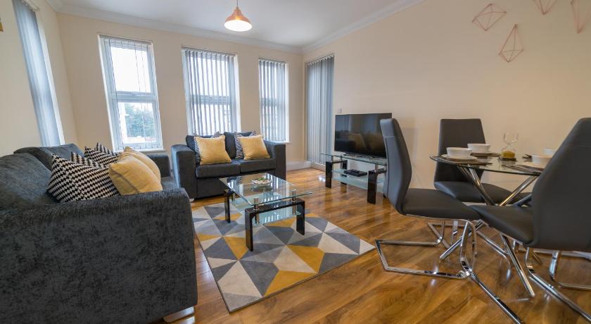 a living room filled with furniture and a couch, London Heathrow Serviced Apartments in London