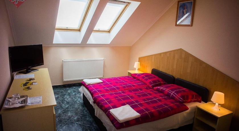 Image of Twin Room with Bathroom 2