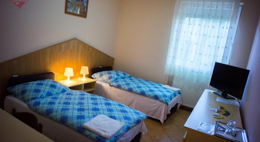 Image of Twin Room with Bathroom 4
