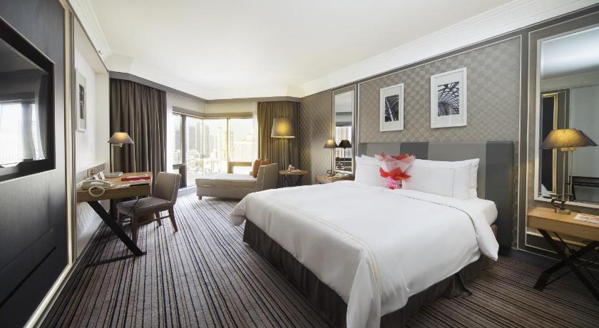 Image of Club Room with One King Bed 3