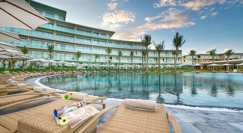 a hotel room with a large pool of water, FLC Luxury Hotel Samson in Thanh Hoá / Sầm Sơn Beach