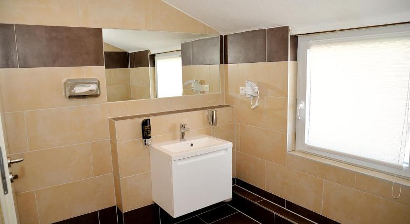 Image of Triple Room 2