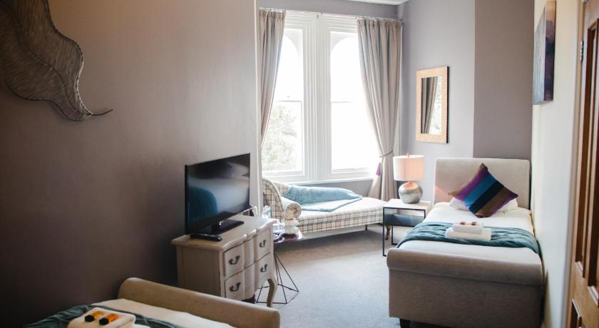 Image of Twin Room with Bathroom 4